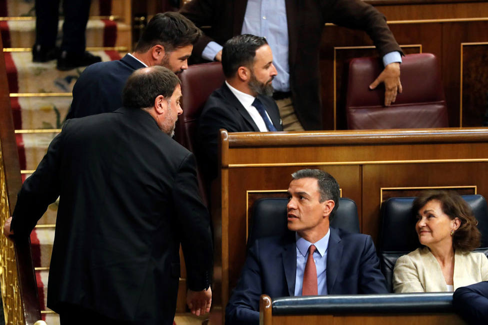 El presidente del Gobierno en funciones, Pedro Sánchez, saluda a Oriol Junqueras en la Sesión Constitutiva