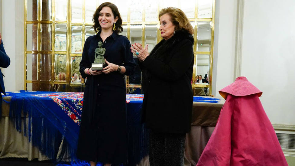 Isabel Díaz Ayuso recogiendo el premio Goyesca del año de manos de Mari Ángeles Sanz