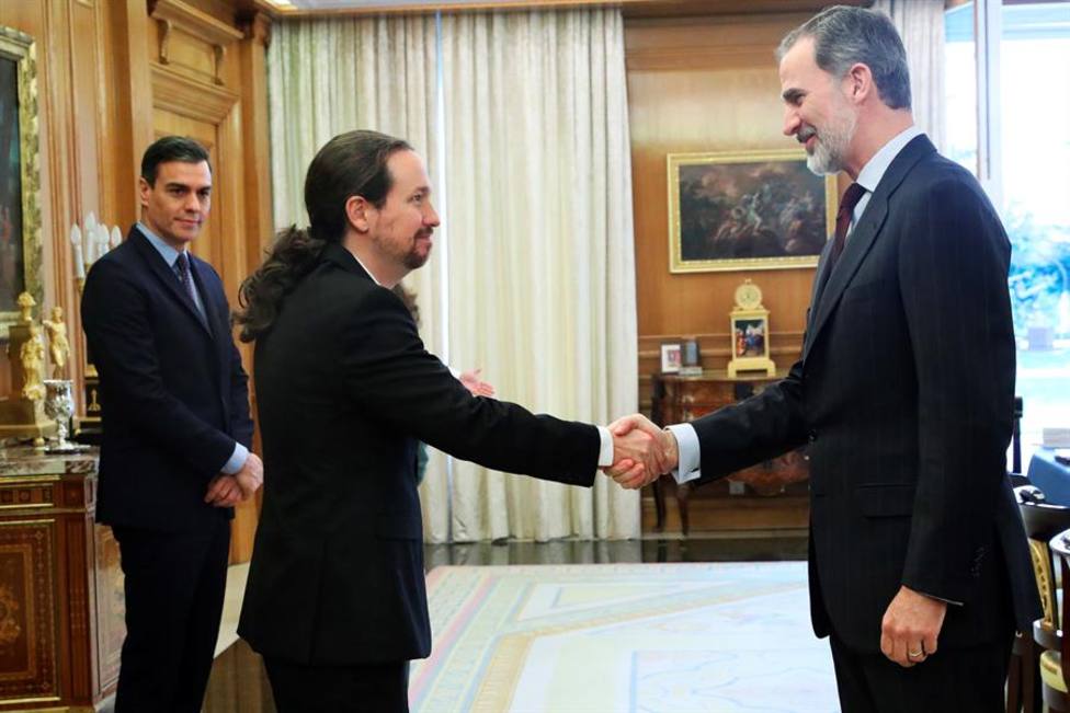 El rey Felipe VI recibe al vicepresidente segundo, Pablo Iglesias ante el presidente del Gobierno, P