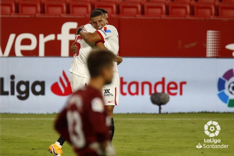 Aitor se lamenta mientras En-Nesyri celebra el gol del triunfo del Sevilla FC