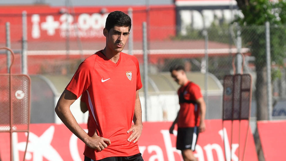 Carlos Fernández, durante un entrenamiento con el Sevilla (IMAGEN: @SevillaFC)