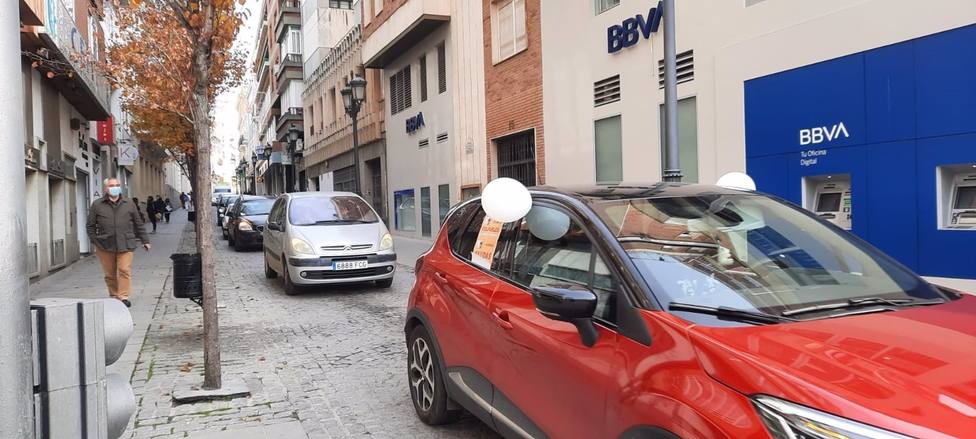 Una caravana de coches recorre Badajoz en apoyo de los autÃ³nomos y empresarios afectados por el cierre de sus negocios