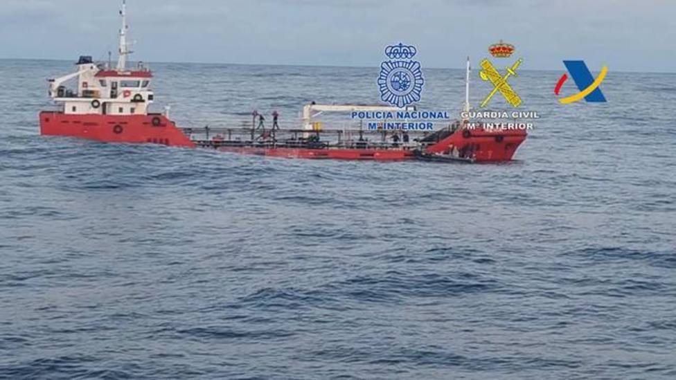 Nueve detenidos y 3 toneladas de cocaína intervenidas en un barco hundido frente a la costa de Ribadeo