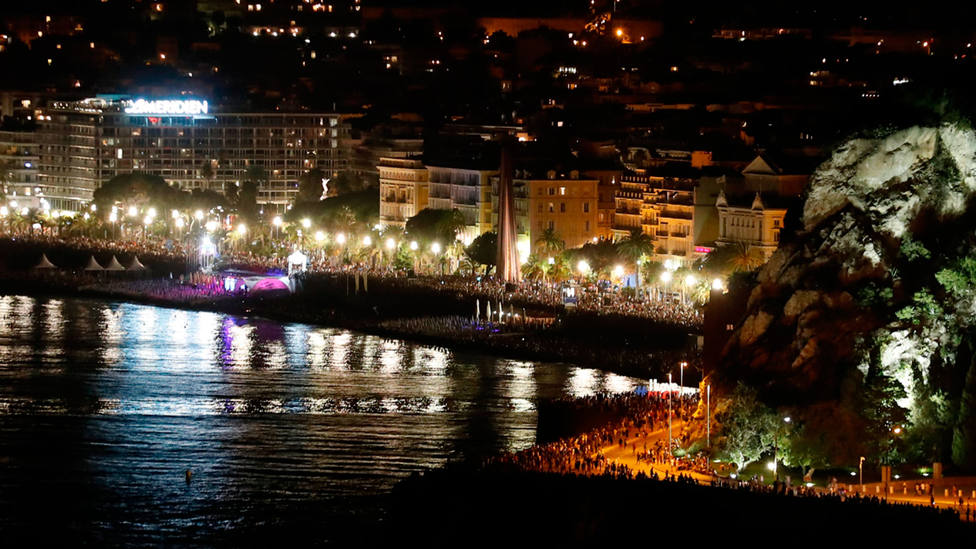 Imagen nocturna del Paseo de los Ingleses de Niza. EFE