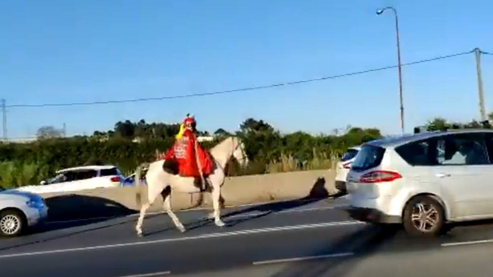Jinete a bordo de un caballo en Alfonso Molina. Captura del vídeo