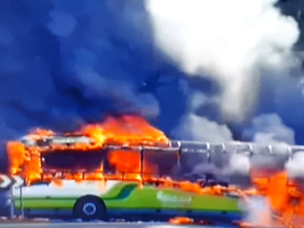 Autobús en llamas