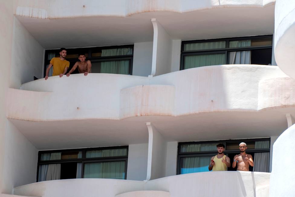 El Gobierno balear dejará elegir a los jóvenes entre permanecer en el hotel o volver en un barco burbuja