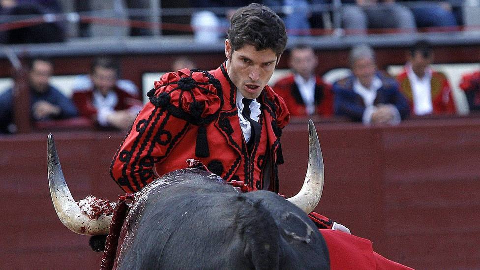 Sergio Aguilar durante una actuación como matador de toros en Las Ventas
