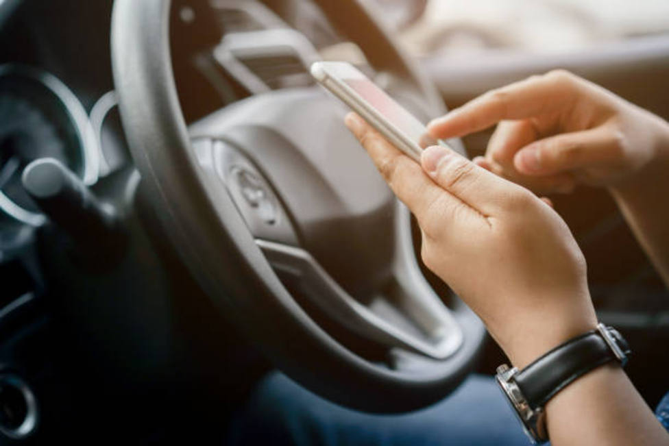 Nueva ley de tráfico: ¿Puedes usar el móvil con el coche parado?