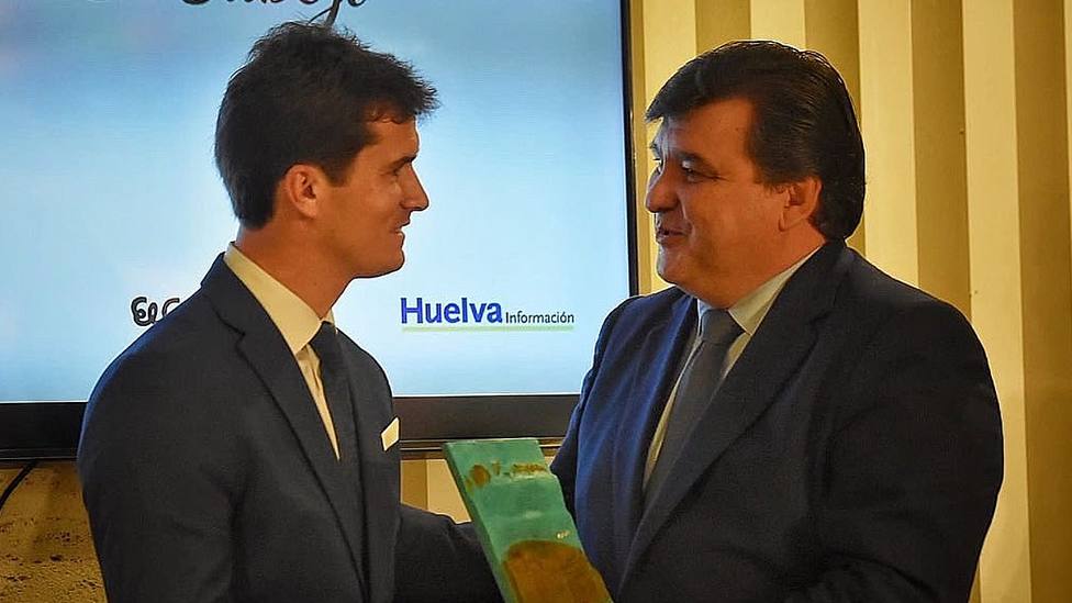 Daniel Luque recogiendo el premio de manos del alcalde de Huelva, Gabriel Cruz