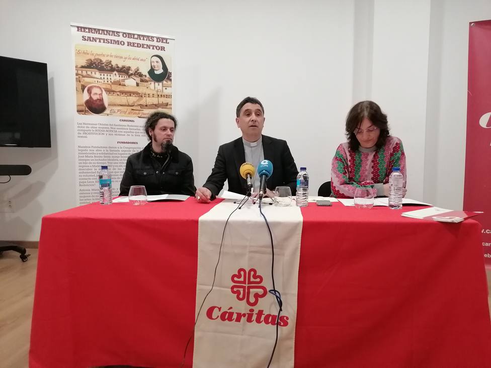 Roberto Ferreiro, monseñor Fernando García Cadiñanos y Marta Pazo en la presentación de la iniciativa