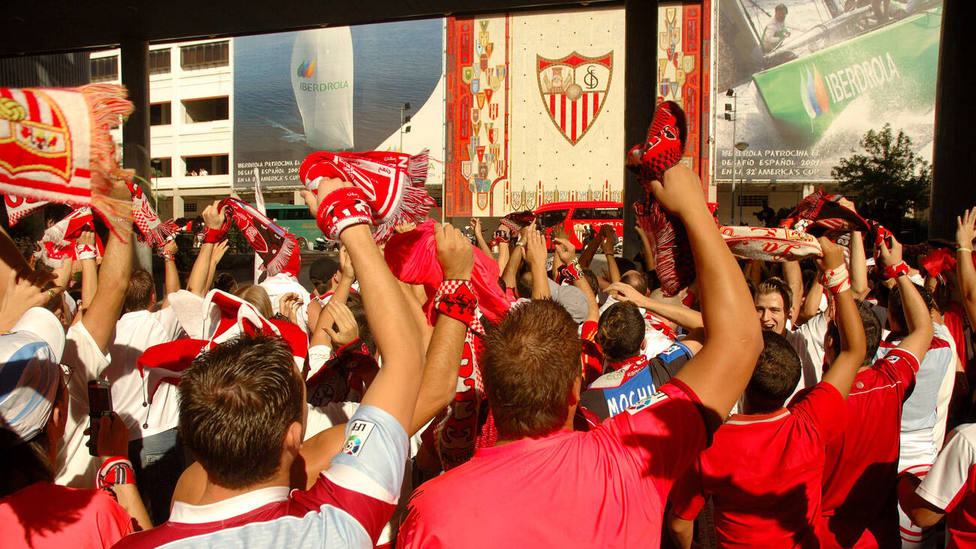 Un aficionado del Sevilla confiesa antes de la final qué hace después de cada partido: Mi mujer se ríe de mí