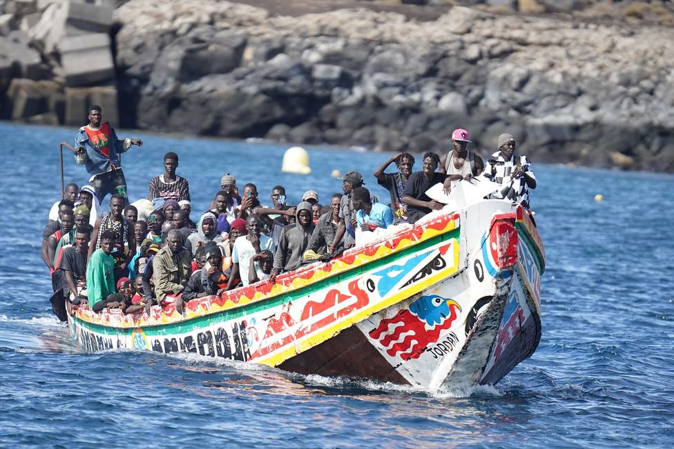 Un cayuco con más de 170 migrantes llega al Puerto de la Restinga de la isla de El Hierro