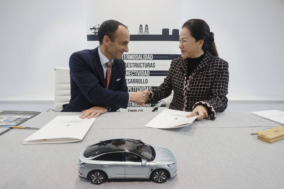 Barea y la directora del fabricante chino Arcfox, Fang Zkeng, durante la firma del acuerdo