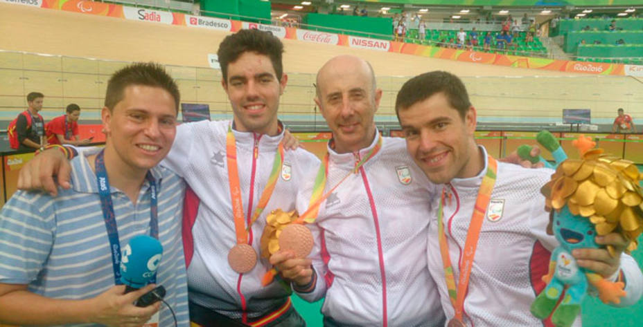Luis Munilla, con los medallistas olímpicos (FOTO - @munillacope)