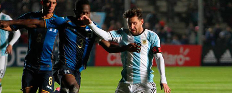 Leo Messi durante el partido de Argentina en el que se lesionó. EFE