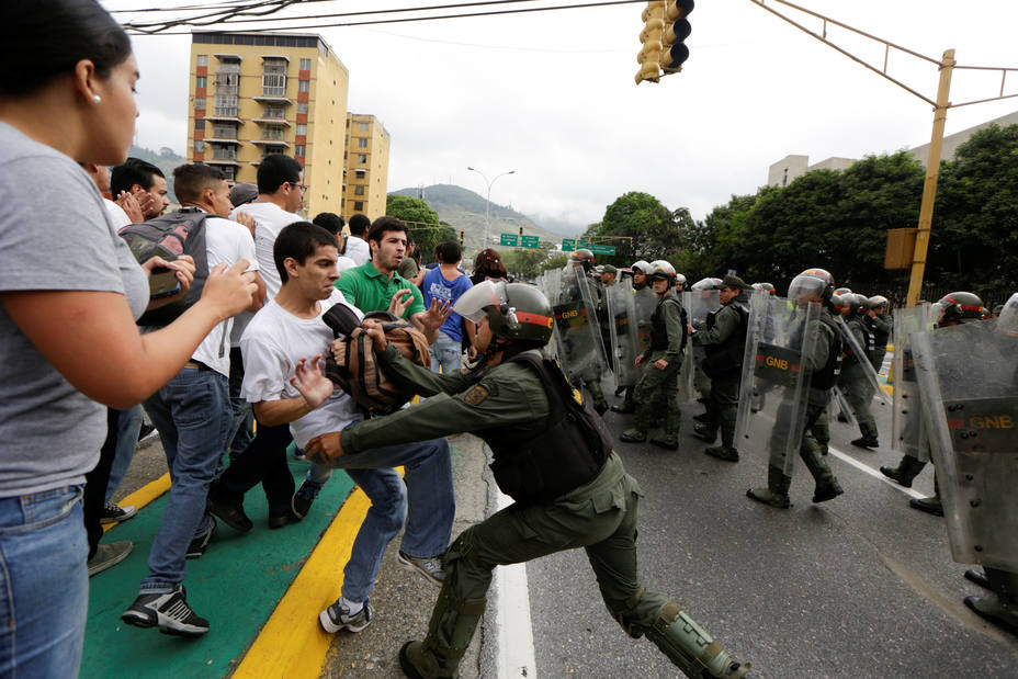 Opositores venezolanos se enfrentan la la Guardia Nacional en Caracas