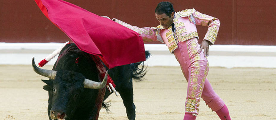 Sánchez Vara lidiando un toro de Palha en la pasada Feria de la Virgen Blanca de Vitoria. ARCHIVO