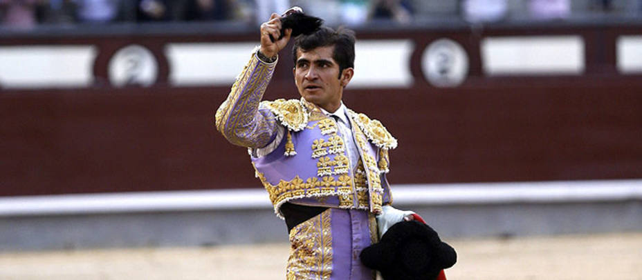 Joselito Adame mostrando la oreja conquistada este domingo en la plaza de toros de Las Ventas. EFE