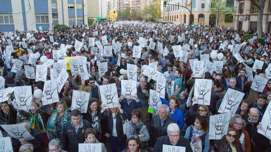 Miles de personas toman Zaragoza contra el cierre de aulas concertadas
