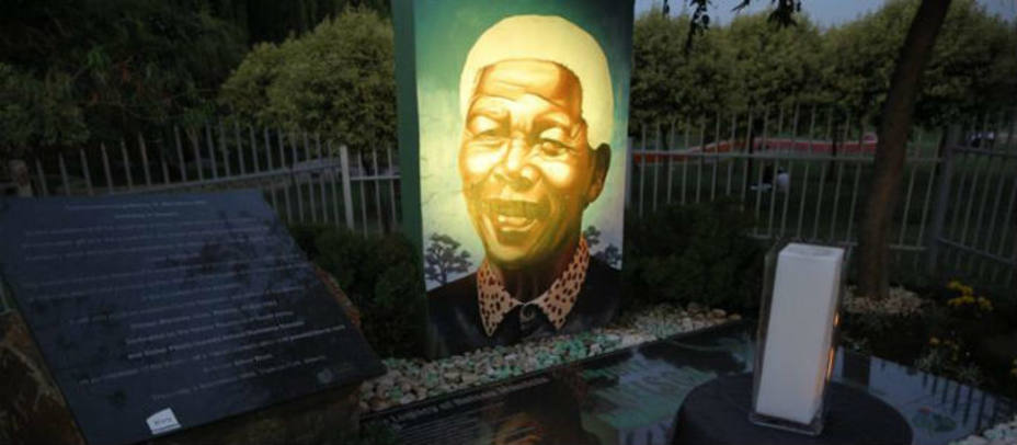 Homenaje en el monumento de Nelson Mandela. EFE