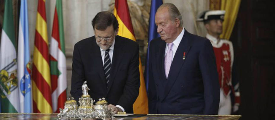 Don Juan Carlos firma la abdicación antes su hijo Felipe. REUTERS