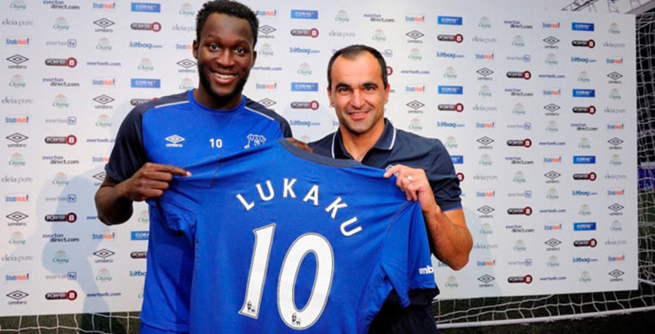 Lukaku posa junto a Roberto Martínez en su presentación. Foto: Everton FC.