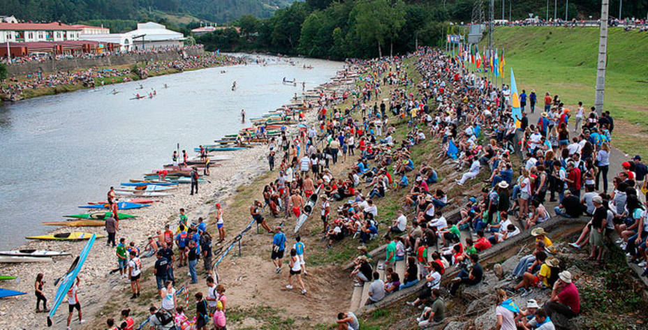 Miles de personas volvieron a reunirse en las orillas del Sella. (arriondas.com)