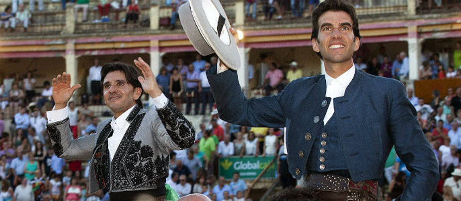 Diego Ventura y Sergio Galán en su salida a hombros de la plaza de Cuenca. EFE
