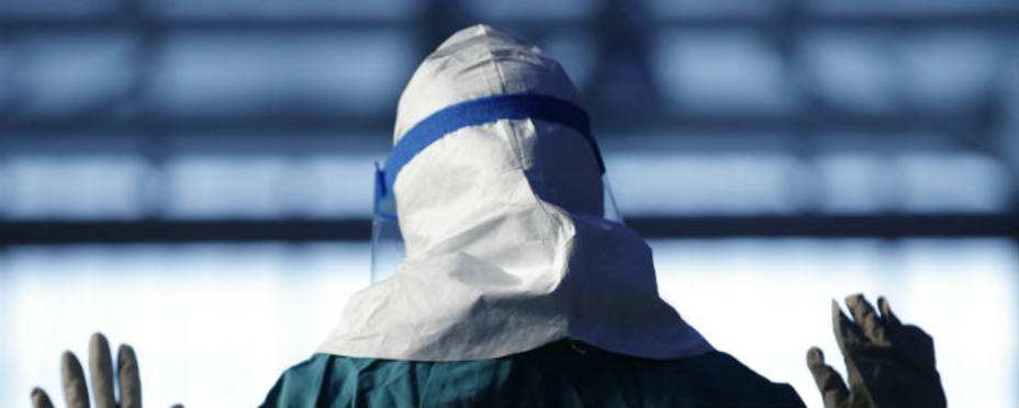 Sanitario con traje del ébola. Reuters