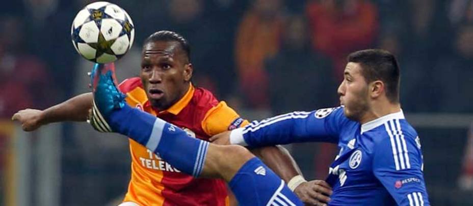 Drogba lucha por un balón en el partido de ida ante el Schalke 04 (Reuters)