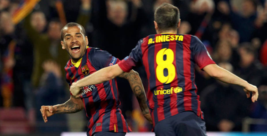 Dani Alves celebra su gol con Iniesta (Reuters)