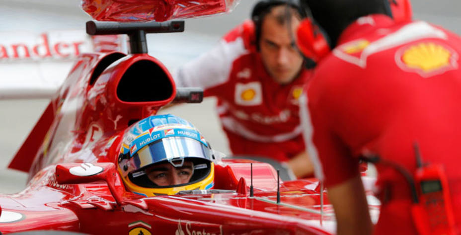 Fernando Alonso con su mecánico en el Gran Premio de Japón. Reuters.