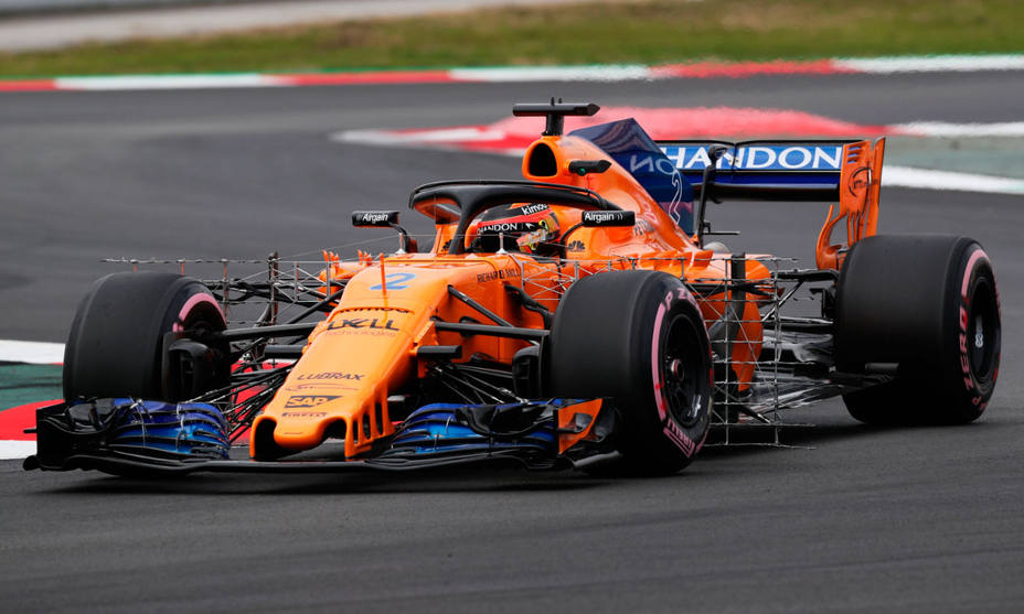 Stoffel Vandoorne, subido al McLaren durante los entrenamientos en Barcelona. REUTERS