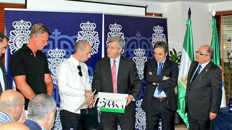 El alcalde de Estepona reconoce a Raúl por su civismo. @JMGarciaUrbano