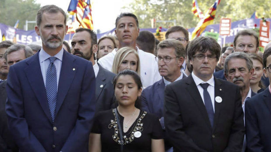 El rey felipe VI junto a Puigdemont en la manifestación de Barcelona contra los atentados en 2017