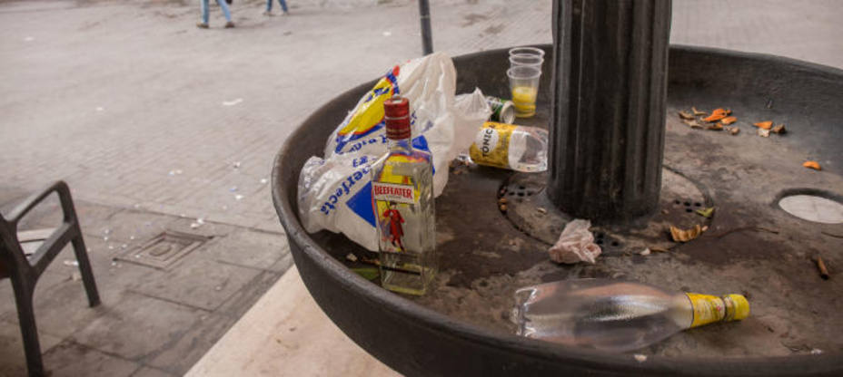 Basura en Madrid: los restos del botellón golpean a los vecinos del centro