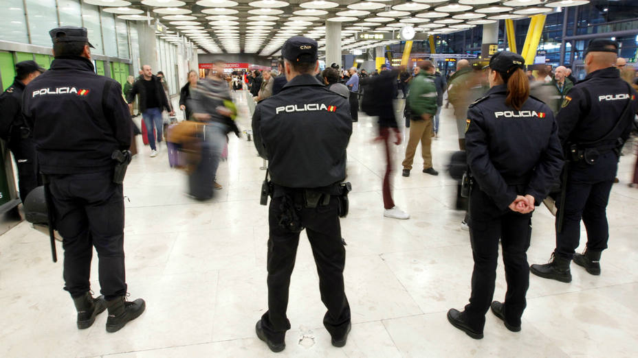 Efectivos de Policía en el aeropuerto de Barajas