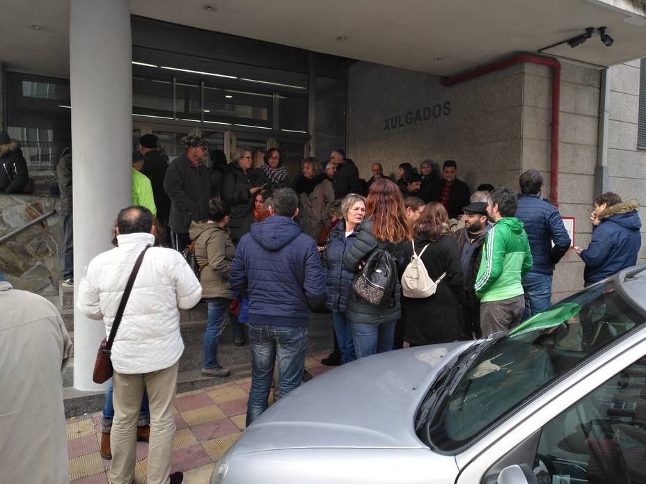 Concentración a las puertas de los juzgados de Ferrol en apoyo a la edil del BNG de Fene Mariela Aguilar