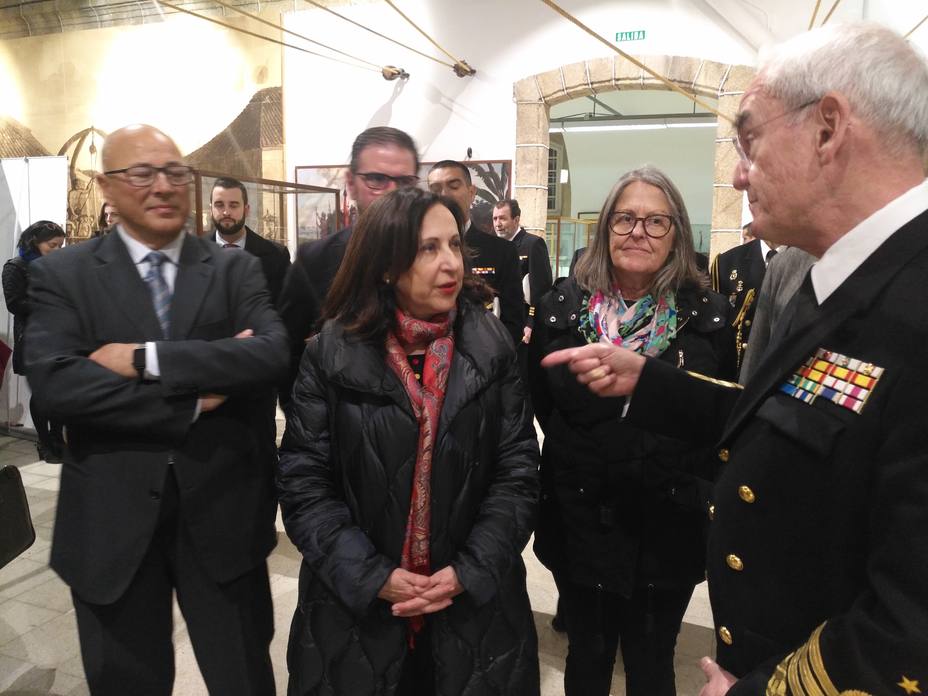 La ministra de Defensa, el centro, durante su visita al Museo Naval de Ferrol
