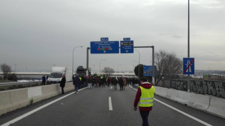 Taxistas de Madrid con chalecos amarillos cortan un tramo de la carretera M-11