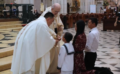 Un niño chino recibe su Primera Comunión de manos del cardenal Osoro | Rodrigo Moreno Quicios