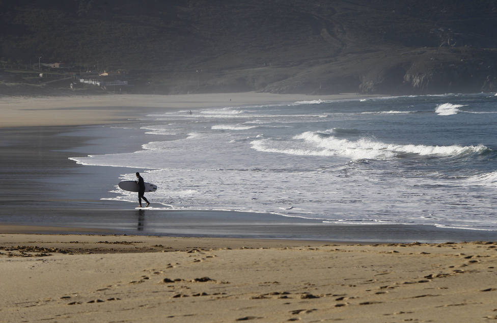 Foto de archivo con un surfista en la playa de Doniños, en Ferrol - FOTO: Efe / Kiko Delgado