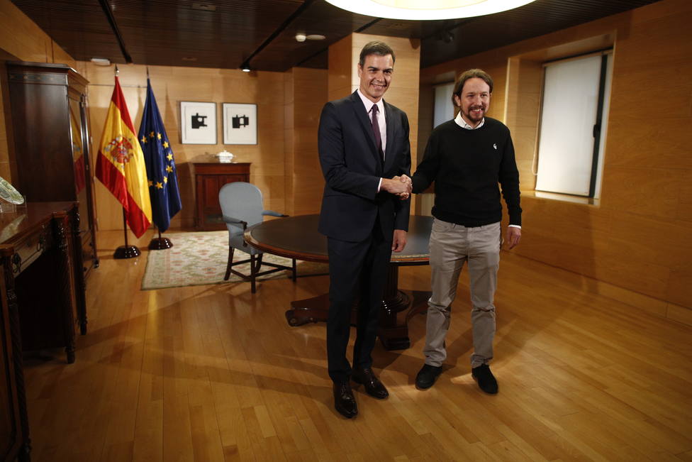 Pedro Sánchez saluda a Pablo Iglesias, en el Congreso de los Diputados