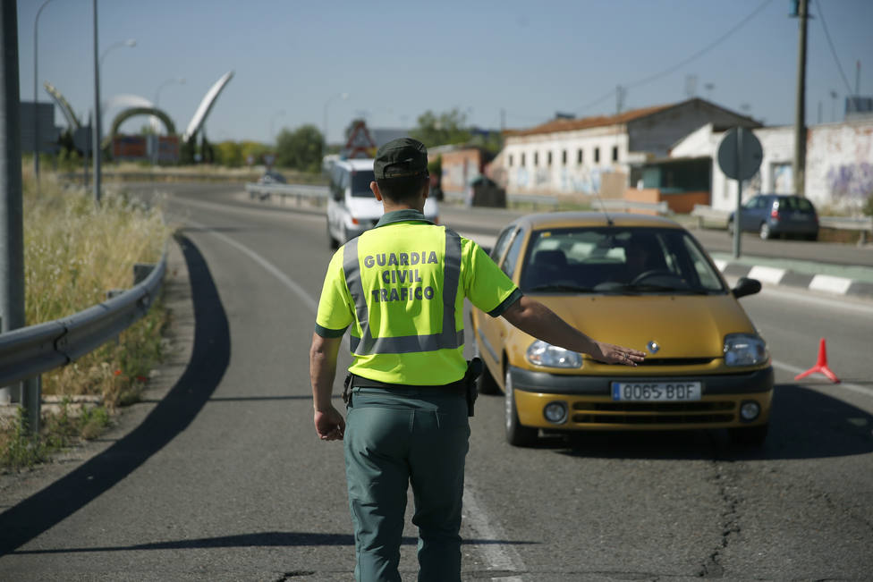 La Guardia Civil reabre la polémica de si conducir o no con chanclas está permitido