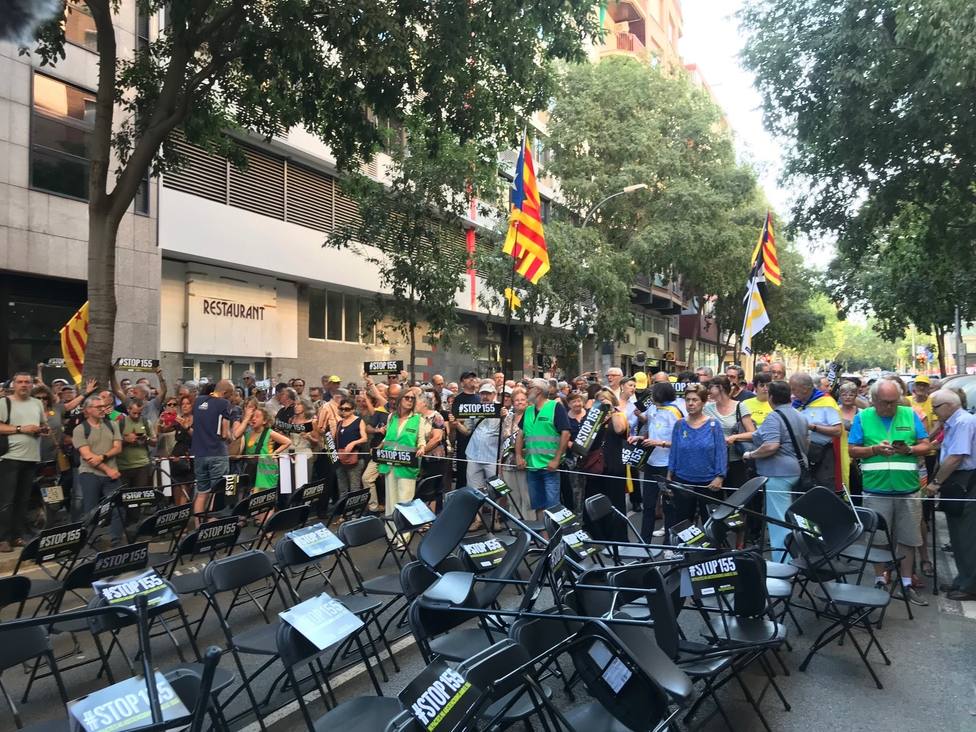 300 personas se manifiestan ante las sedes de ERC y JxCat en Barcelona al grito de traidores