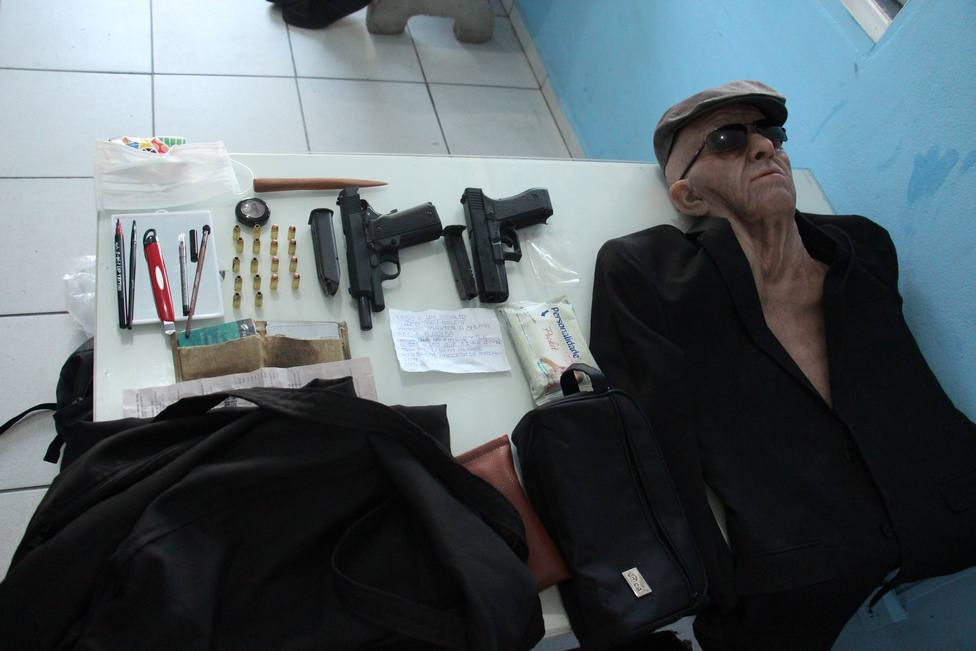 Un hombre intenta robar un banco en Brasil disfrazado con una máscara de anciano