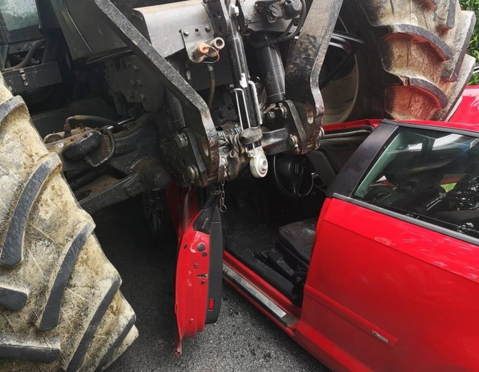 El tractor aplastó parte del techo del vehículo