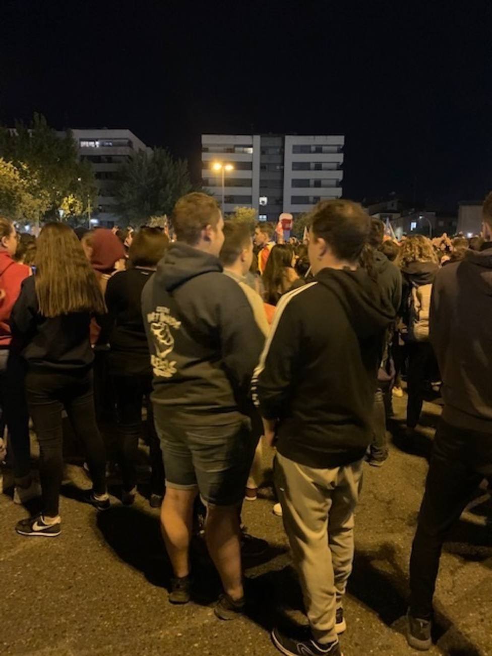 La Policía Nacional lanza proyectiles de foam a manifestantes que les tiran ladrillos en Lleida