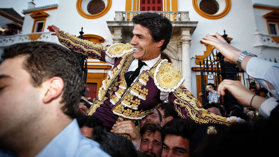 Pablo Aguado en su salida a hombros en Sevilla en la Feria de Abril 2019